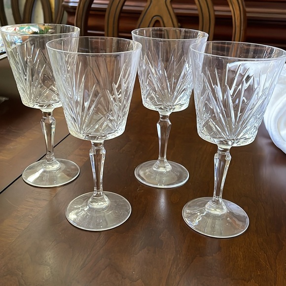 Elegant Lot of 4 clear crystal footed goblets stem glasses - Picture 6 of 6